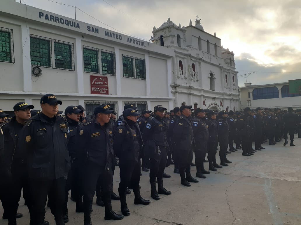 Autoridades policiales se preparan para la inauguración de juzgado en San Mateo Ixtatán. (Foto Prensa Libre: Mike Castillo)