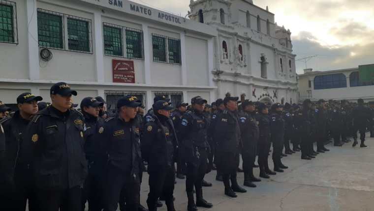 Autoridades policiales se preparan para la inauguración de juzgado en San Mateo Ixtatán. (Foto Prensa Libre: Mike Castillo)