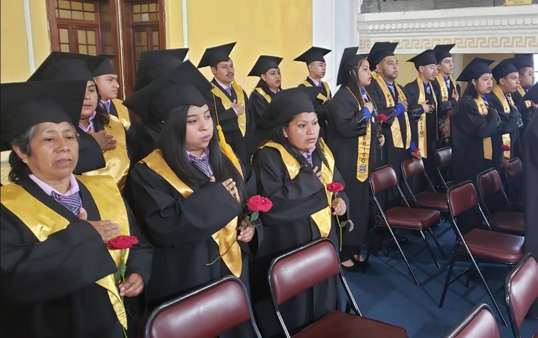 Promoción 2019 de peritos contadores y bachilleres en ciencias y letras del Instituto Nocturno Doctora Sara Cabarrús de Ruiz. (Foto Prensa Libre: Cortesía)