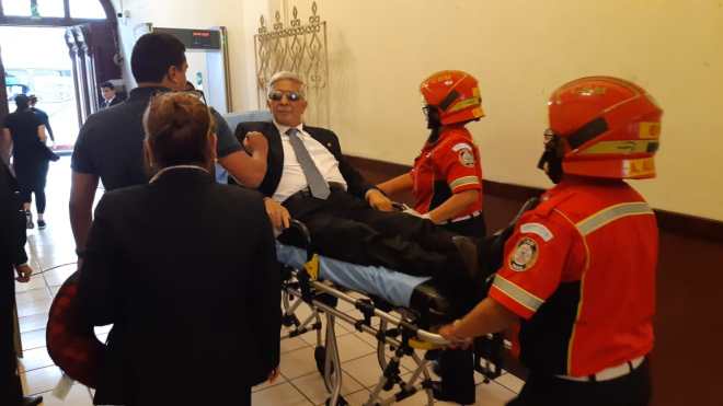 El diputado Armando Melgar Padilla fue retirado del Congreso en una camilla. Foto Prensa Libre: Dulce Rivera
