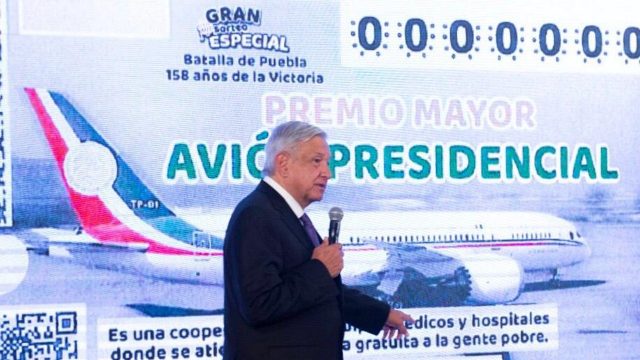 AMLO presenta diseño del ‘cachito’ de la rifa del avión presidencial. (Foto Prensa Libre: Presidencia de México)
