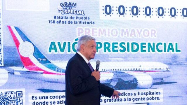 AMLO presenta diseño del ‘cachito’ de la rifa del avión presidencial. (Foto Prensa Libre: Presidencia de México)