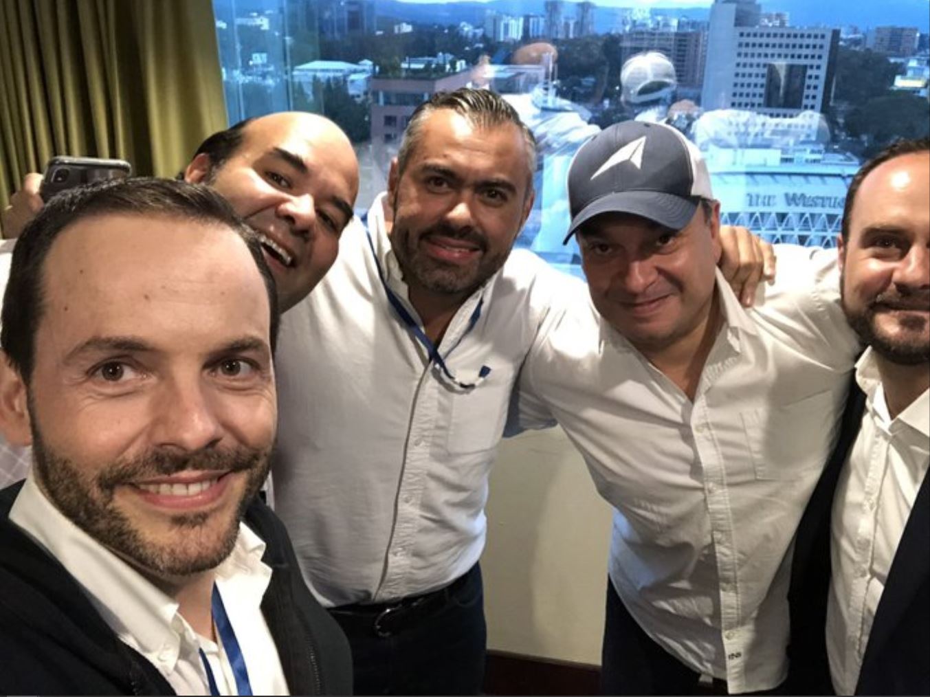 Yago de Marta, Alonso Cedeño, Sergio Torres Ávila, Poll Anria y Pedro Brolo, celebran el triunfo de Giammattei. (Foto Prensa Libre)