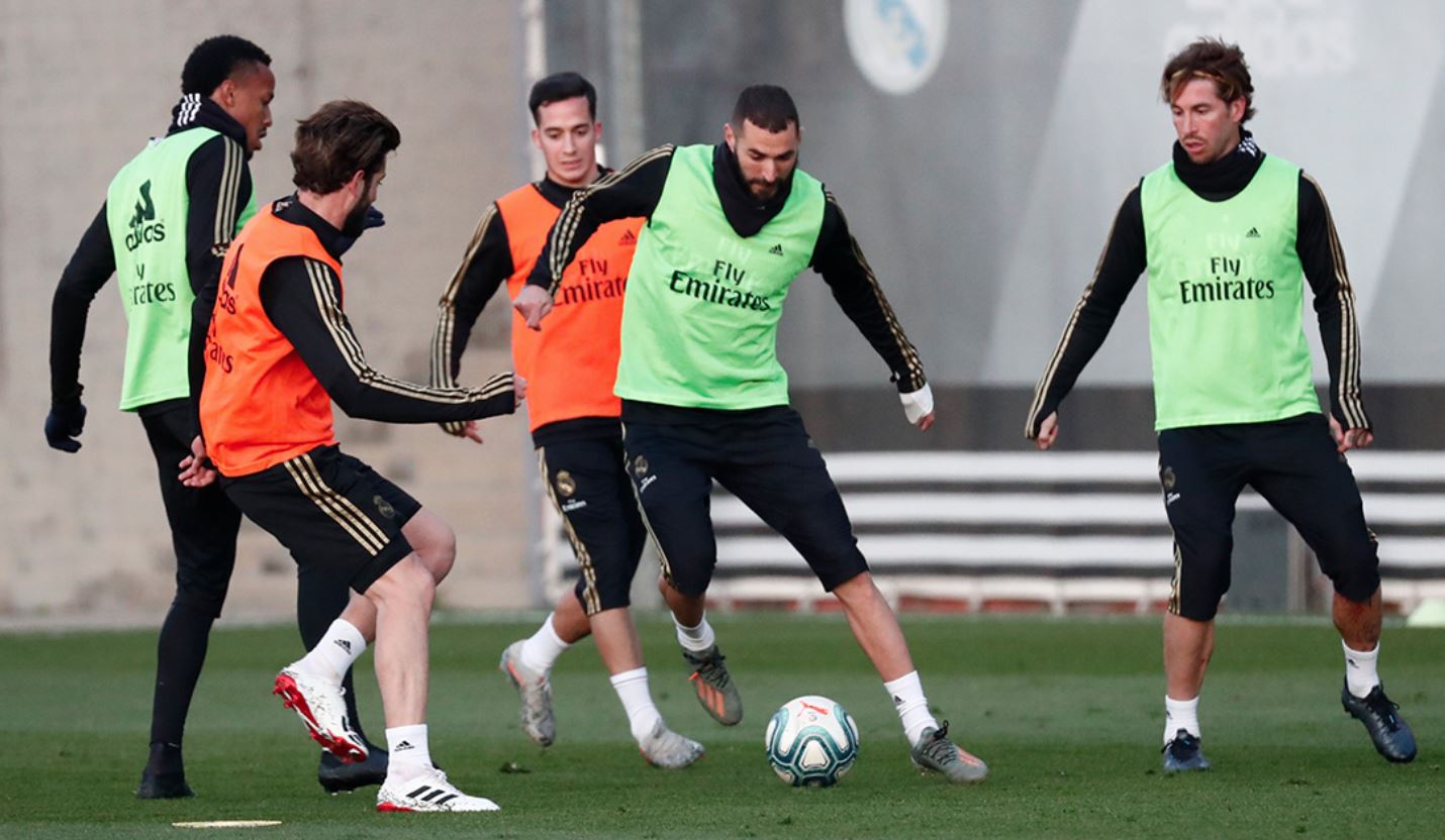 Los jugadores del Real Madrid durante el entrenamiento de este jueves. (Foto Prensa Libre: Twitter Real Madrid)