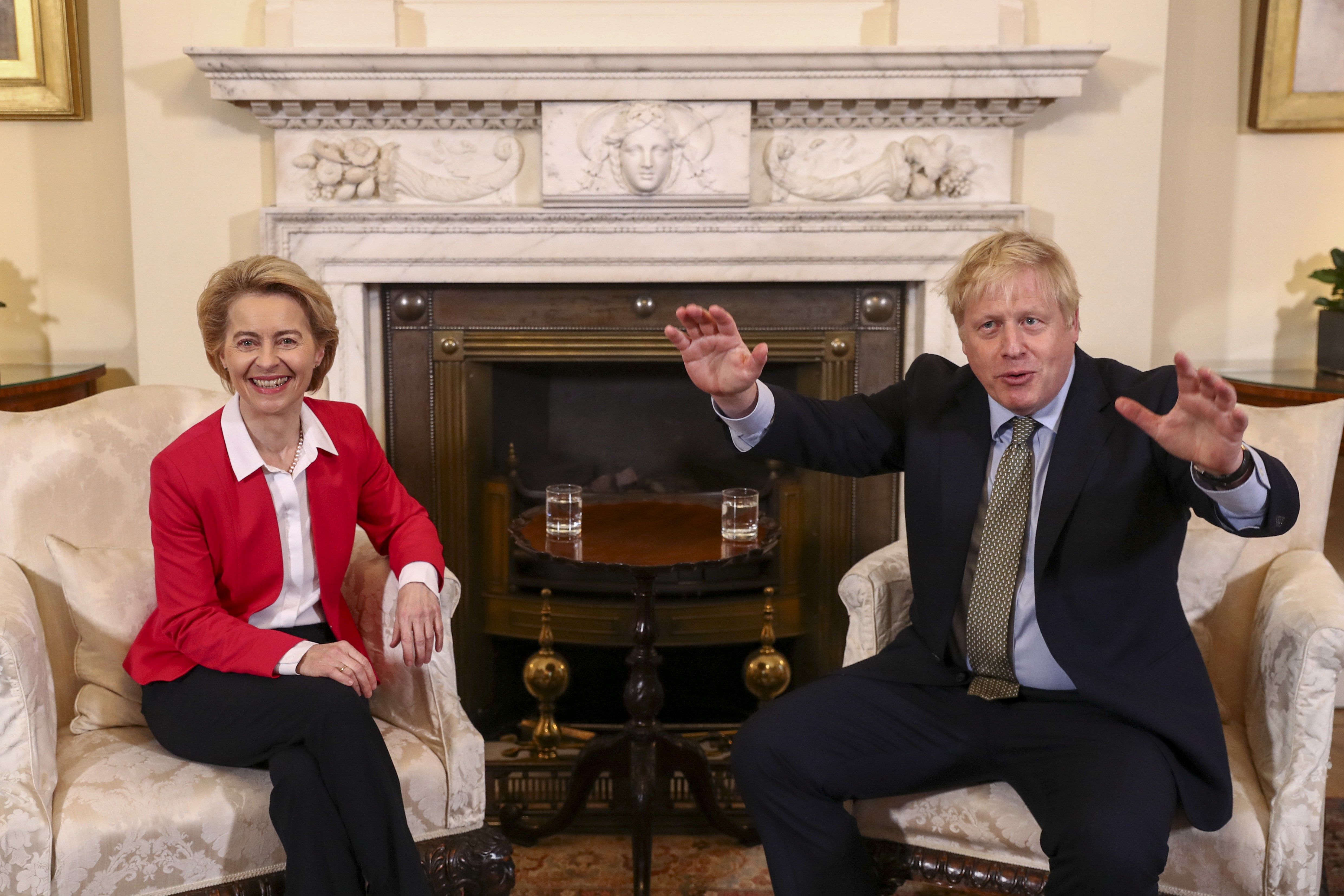 El primer ministro británico, Boris Johnson, durante el encuentro bilateral con la presidenta de la Comisión Europea, Úrsula von der Leyen. (Foto Prensa Libre: EFE)