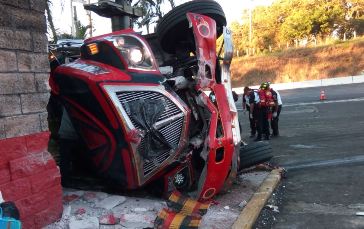 El bus volcó en la autopista Palín, Escuintla.(Foto Prensa Libre: Cortesía)