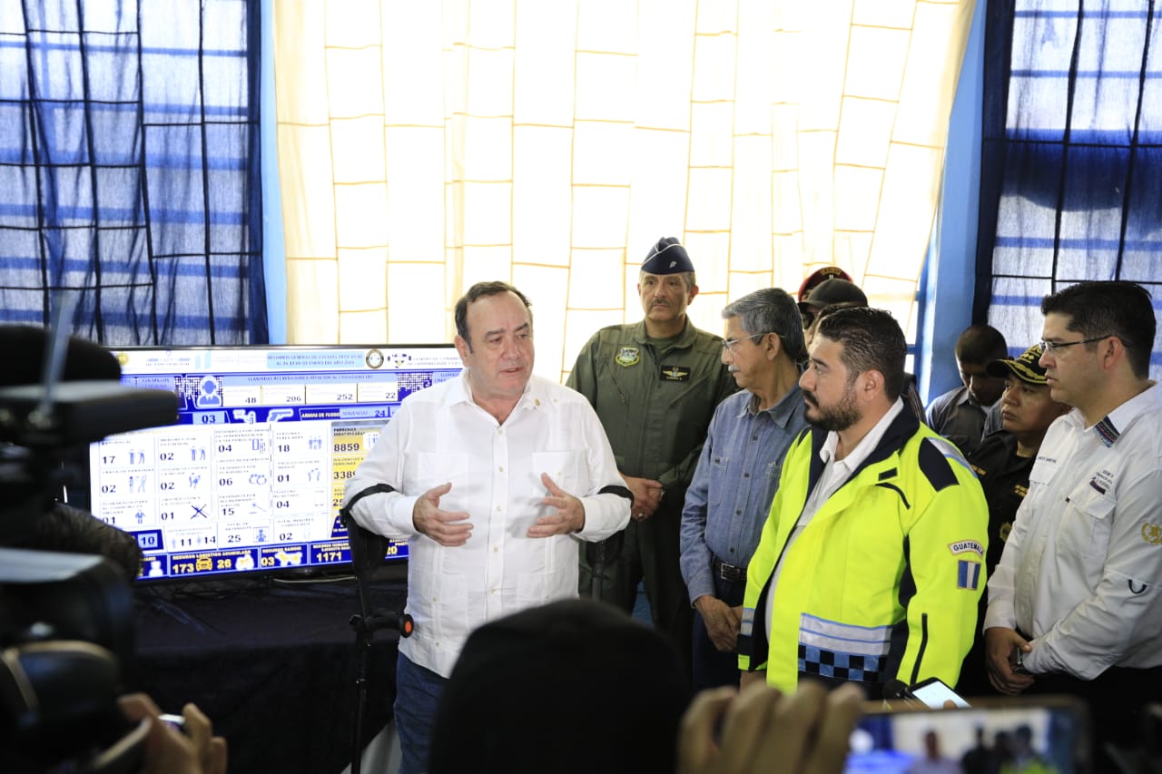 El presidente Alejandro Giammattei hace un recorrido sorpresa en el Mezquital, zona 12 de Villa Nueva para verificar resultados del estado de Prevención. (Foto Prensa Libre: Presidencia)