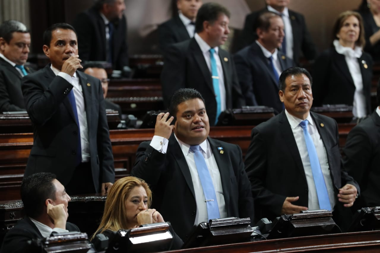 Allan Rodríguez, centro, observa el resultado de la votación que lo coloca como presidente del Congreso. (Foto Prensa Libre: Erick Ávila)