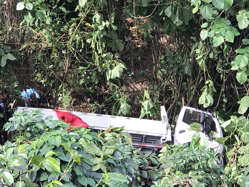 Un camión cayó a un barranco, la caída causó la muerte de dos mujeres que viajaban abordo. (Foto Prensa Libre:  Whitmer Barrera)
