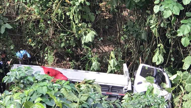 Un camión cayó a un barranco, la caída causó la muerte de dos mujeres que viajaban abordo. (Foto Prensa Libre:  Whitmer Barrera)