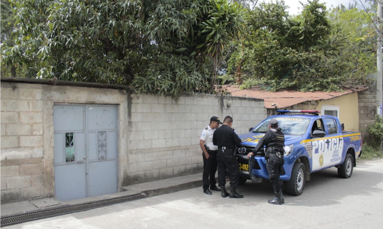 La vivienda de la víctima es resguardada por agentes de la policía. (Foto Prensa Libre: Elizabeth Hernández)