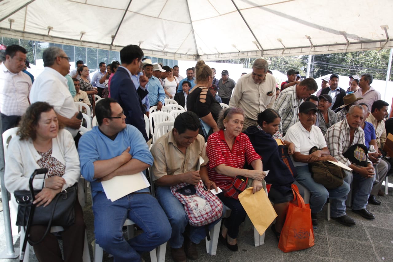 Funcionarios electos para asumir cargos este año hacen fila en la Contraloría para solicitar finiquito. (Foto Prensa Libre: Noé Medina)