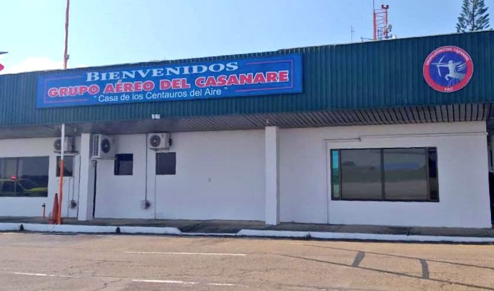 Una base de la Fuerza Aérea de Colombia (FAC) fue atacada por presuntos rebeldes del ELN con proyectiles artesanales lanzados a distancia. (Foto Prensa Libre: Twitter-Fuerza Aérea Colombiana)