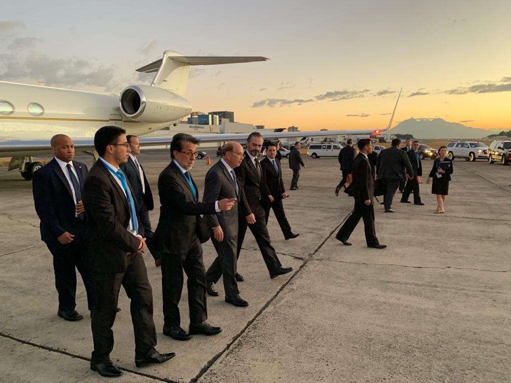 El secretario de Comercio de EE. UU., Wilbur Ross, es recibido por el embajador de EE. UU., Luis Arreaga, y el ministro de Economía, Acisclo Valladares. (Foto Prensa Libre: @AciscloVa)