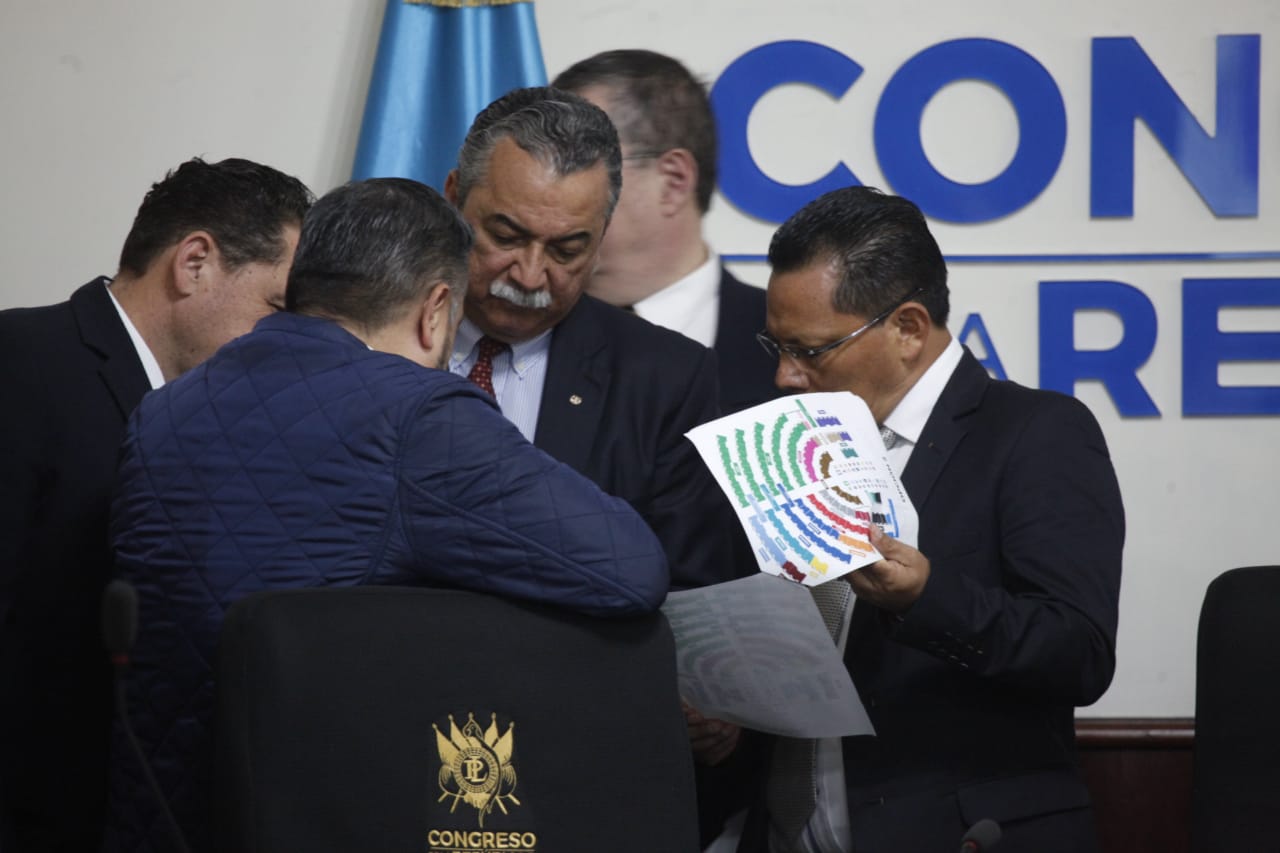 Diputados de la comisión preparatoria del Congreso define distribución de curules para la novena legislatura. (Foto Prensa Libre: Noé Medina)