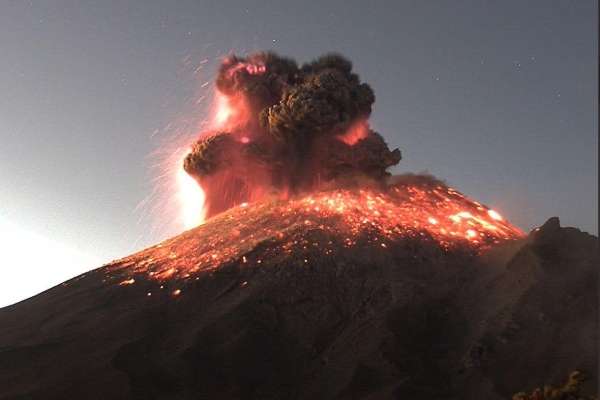 La erupción fue captada por varias cámaras y las autoridades están en alerta. (Foto Prensa Libre: CENAPRED)
