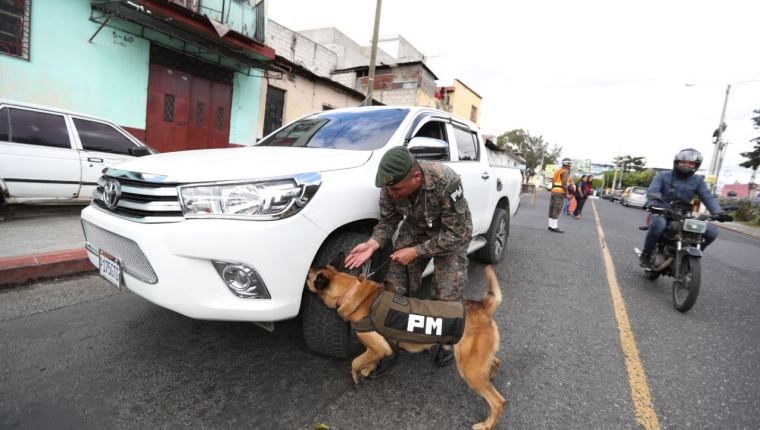 Puestos de revisión del Ejército y agentes de PNC por estado de Prevención en Mixco (Foto Prensa Libre: Hemeroteca PL)