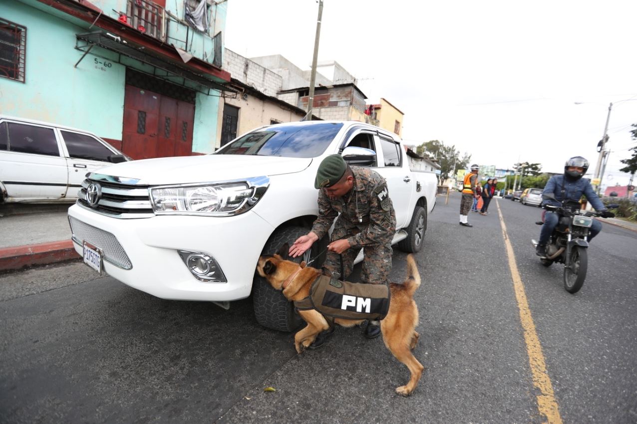 Puestos de revisión del Ejército y agentes de PNC. (Foto Prensa Libre: María Reneé Gaytán)