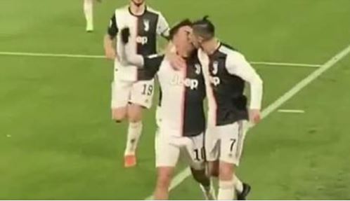 Cristiano Ronaldo le da un beso en la boca a Paulo Dybala. (Foto Prensa Libre: Captura de video)