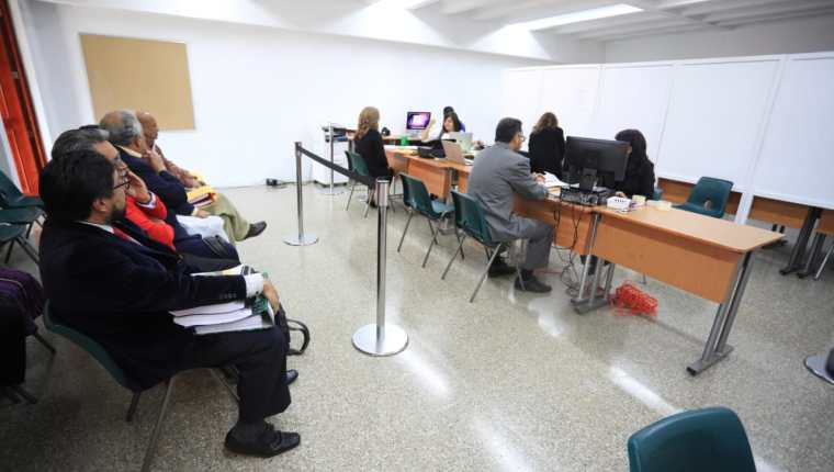 Este viernes 3 de enero de 2020, los profesionales que se postulan a magistrados de la Corte Suprema de Justicia entregan su expediente. (Foto Prensa Libre: Carlos Hernández Ovalle)