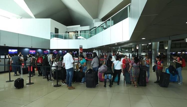 Los pasajeros tendrán que pasar por una inspección sanitaria al llegar al Aeropuerto Internacional La Aurora. (Foto Prensa Libre: Hemeroteca PL)