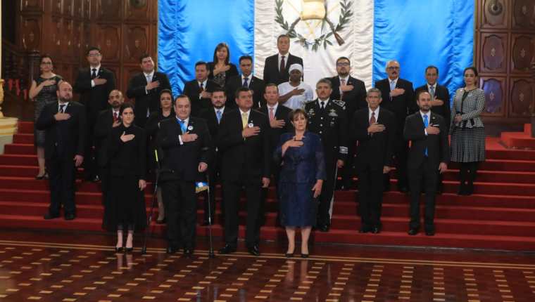 El presidente Alejandro Giammattei y su gabinete cuando recién iniciaba su gobierno. De este equipo al menos cuatro ministros ya fueron relevados. (Foto Prensa Libre: Hemeroteca PL)