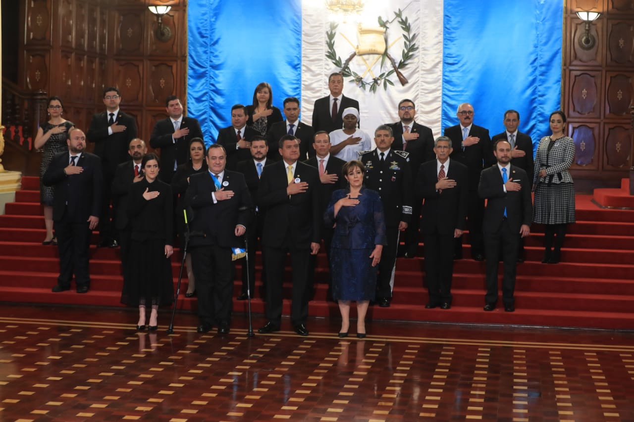 Presidente Alejandro Giammattei y su gabinete cantan el himno nacional durante la juramentación de su gabinete de Gobierno. (Foto Prensa Libre: Juan Diego González)