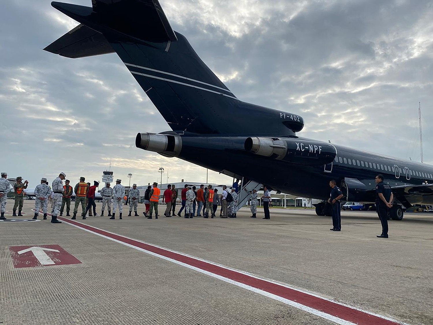 Migrantes hondureños abordan un avión en Villahermosa, en el estado de Tabasco, México, para ser retornados a su país de origen. (Foto Prensa Libre: EFE)