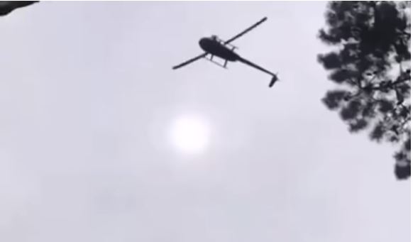 Helicóptero del que fue lanzado el cerdo en Uruguay, un hecho que causó indignación. (Captura de YouTube)