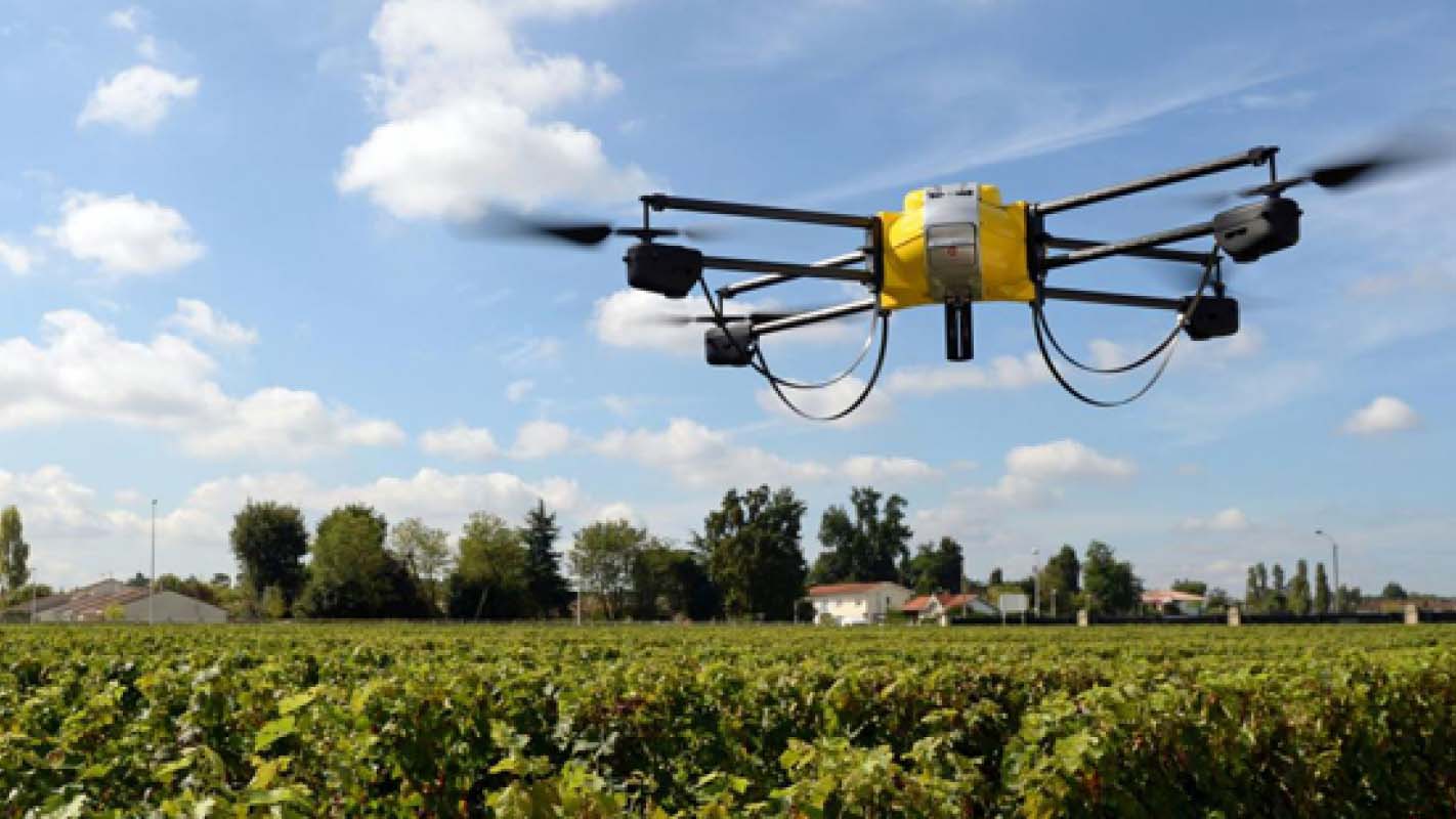 Los drones que emplea el modelo ayudan a los agricultores a mapear los campos, monitorear los cultivos de forma remota y comprobar si hay anomalías. (Foto Prensa Libre: AFP)