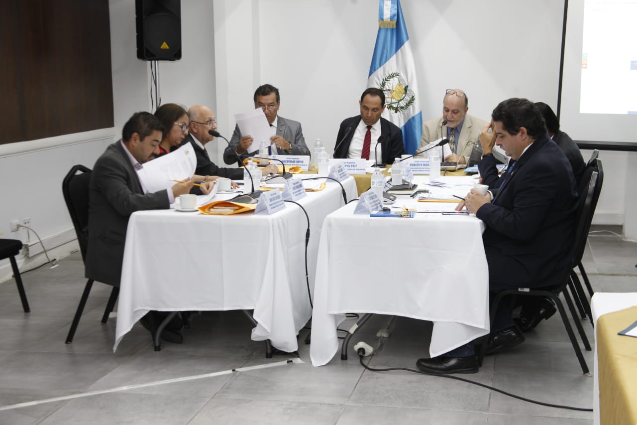 Comisionados para integrar la nómina de aspirantes a magistrados del TSE en su reunión del 24 de enero 2020. (Foto Prensa Libre: Noé Medina)