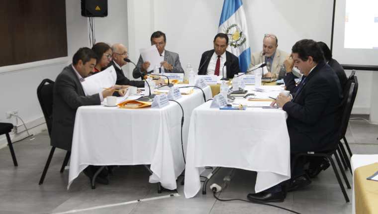 Comisionados para integrar la nómina de aspirantes a magistrados del TSE en su reunión del 24 de enero 2020. (Foto Prensa Libre: Noé Medina)