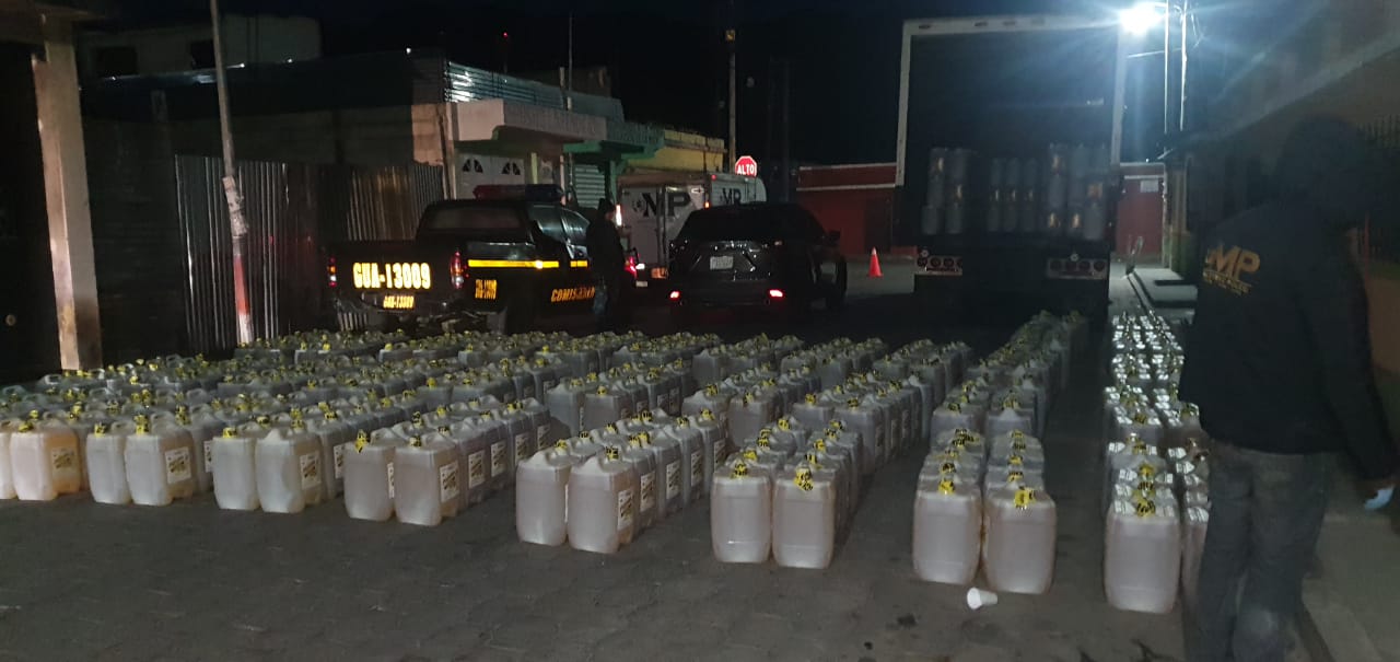 La Policía Nacional Civil encontró dentro del furgón de un camión 350 recipientes de aceite de cocina de contrabando. (Foto Prensa Libre: Mynor Toc)