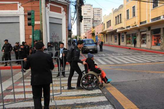 Los guatemaltecos que debían transitar  por las cercanías del Congreso y del Palacio Nacional de la Cultura tuvieron muchos problemas para hacerlo debido a los cierres. Foto Prensa Libre: Byron García