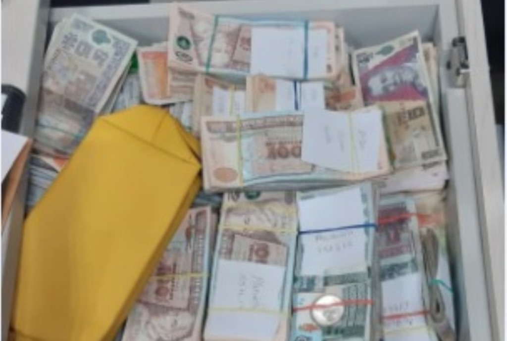 Parte del dinero que fue descubierto durante uno de los allanamientos. (Foto Prensa Libre: MP)