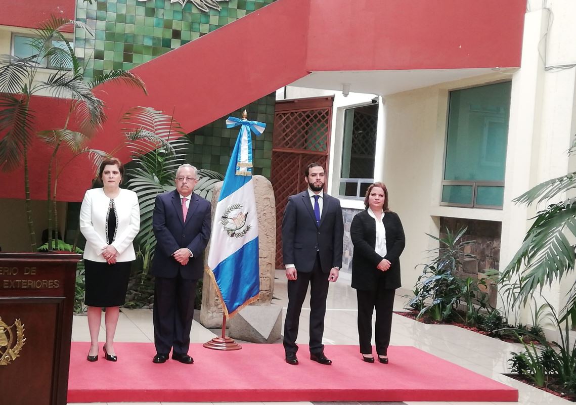 Los cuatro viceministros que fueron juramentados en el Ministerio de Relaciones Exteriores. (Foto Prensa Libre: Andrea Orozco)