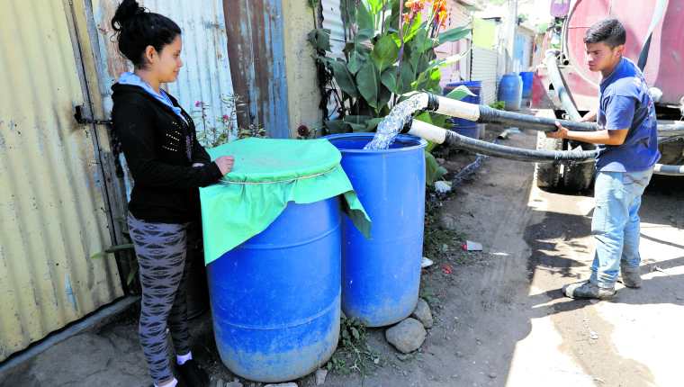 La falta de servicio de agua entubada es una de las principales demandas de los vecinos de la metrópoli y la provincia.(Foto Prensa Libre: Hemeroteca PL)