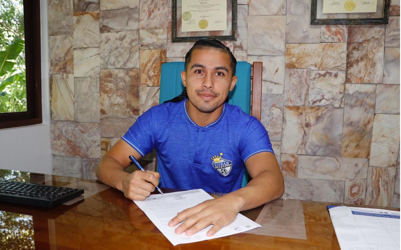 El salvadoreño Gerson Mayen en la firma del contrato. (Foto Prensa Libre: José Sierra)