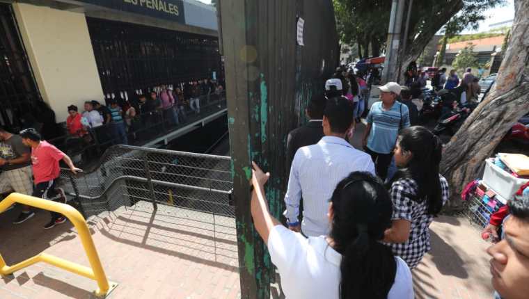 Decenas de usuarios hacen fila en la sede del OJ de la zona 9 para solicitar carencia de antecedentes penales. (Foto Prensa Libre: Erick Ávila)