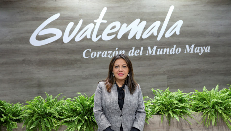 La Directora de Desarrollo de Producto Turístico de Guatemala, Ericka Guillermo, en el stand de su país durante la inauguración de la Feria Internacional de Turismo Fitur 2020. (Foto Prensa Libre: EFE) 