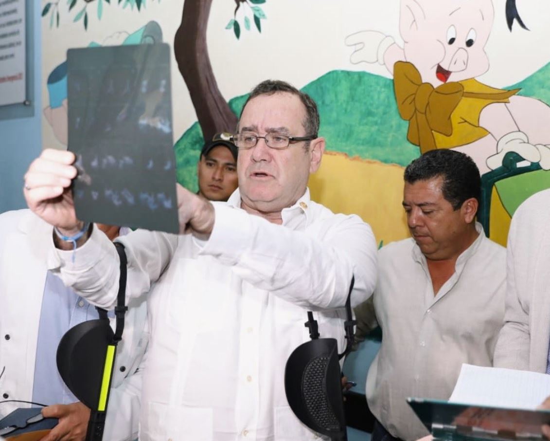 El presidente Giammattei  durante su visita al hospital de Antigua Guatemala. La aprobación a la gestión que el mandatario ha hecho de la crisis va en descenso. (Foto Prensa Libre: Hemeroteca PL)