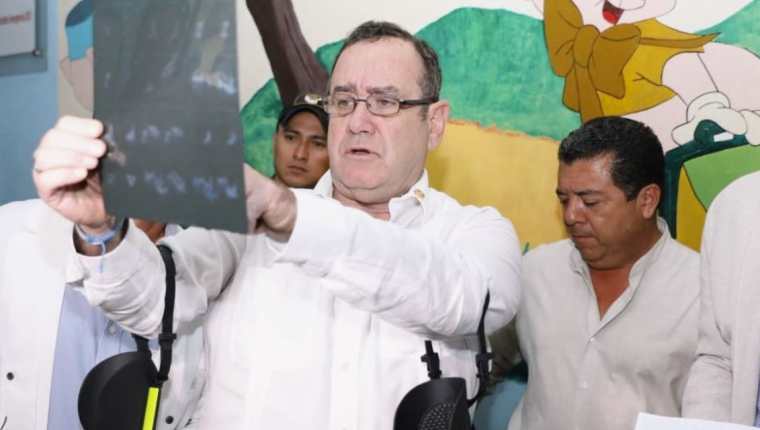 El presidente Giammattei  durante su visita al hospital de Antigua Guatemala. La aprobación a la gestión que el mandatario ha hecho de la crisis va en descenso. (Foto Prensa Libre: Hemeroteca PL)