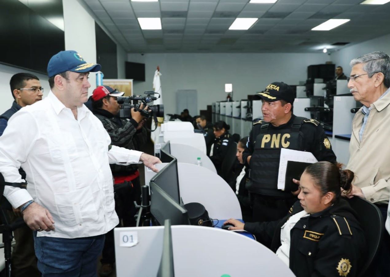 El presidente Alejandro Giammattei y el ministro de Gobernación, Édgar Godoy, durante su visita a la Comisaría 16 de la PNC. (Foto Prensa Libre: @DrGiammattei)