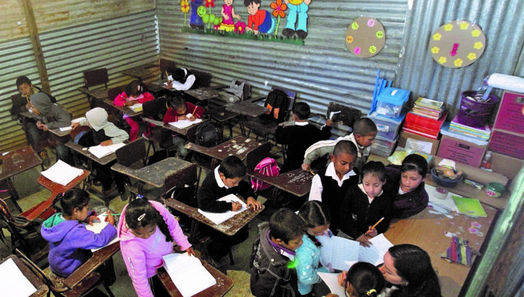 Alumnos de la Escuela Plan Grande, Municipio de Palencia,  acuden a su primer dia de clases  luego que  las autoridades del Ministerio de Educación inauguran el Ciclo Escolar 2014, Los niños que va a estudiar en la  precariedad, hacinamiento y la falta de la construcción de una parte  de la escuela,  pues el aula  estan  construidas  de laminas, mientras el resto esta en una salon. Fotografia Esbin Garcia