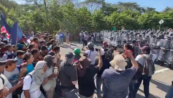 Guardia Nacional Mexicana frena el paso de la caravana migrante en Ciudad Hidalgo. (Foto Prensa Libre: captura de pantalla El Reforma)