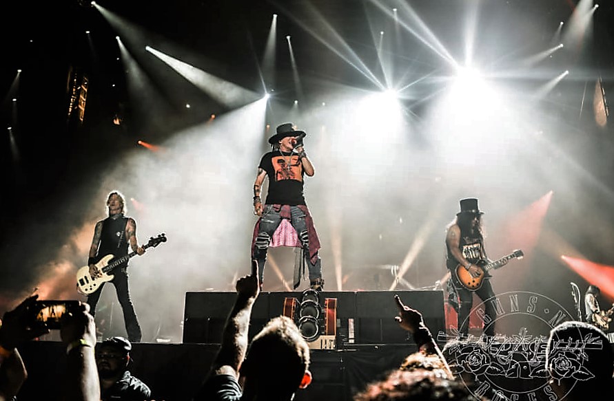 La banda durante un concierto en Hawaii, durant ela gira Not In This Lifetime Tour.  (Foto Prensa Libre: Guns N' Roses). 