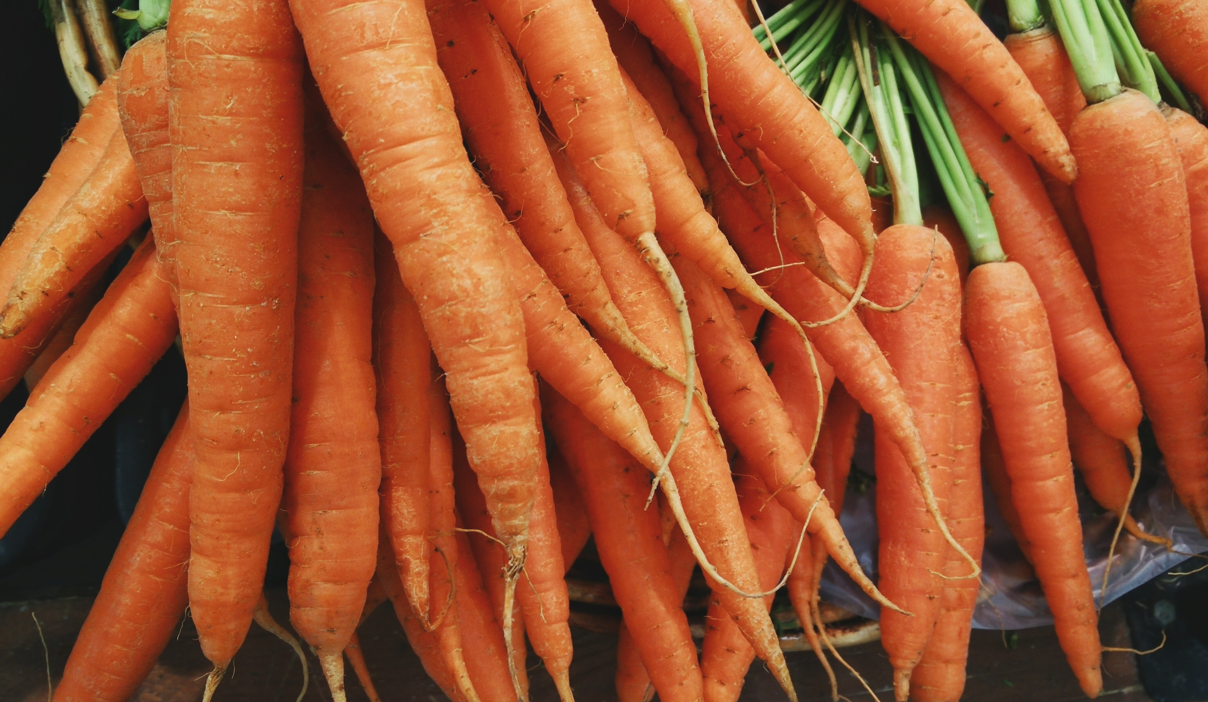 Las zanahorias son ricas en betacarotenos, vitamina K y antioxidantes, entre otros beneficios. Son muy utilizadas para todo tipo de platillos alrededor del mundo. (Foto Prensa Libre: Unsplash).