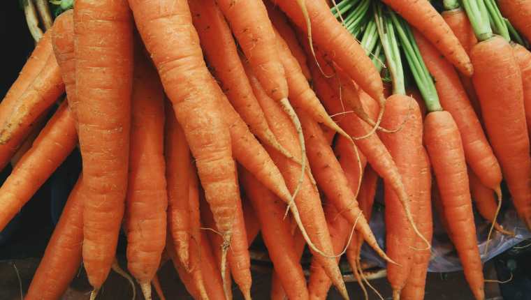 Las zanahorias son ricas en betacarotenos, vitamina K y antioxidantes, entre otros beneficios. Son muy utilizadas para todo tipo de platillos alrededor del mundo. (Foto Prensa Libre: Unsplash).