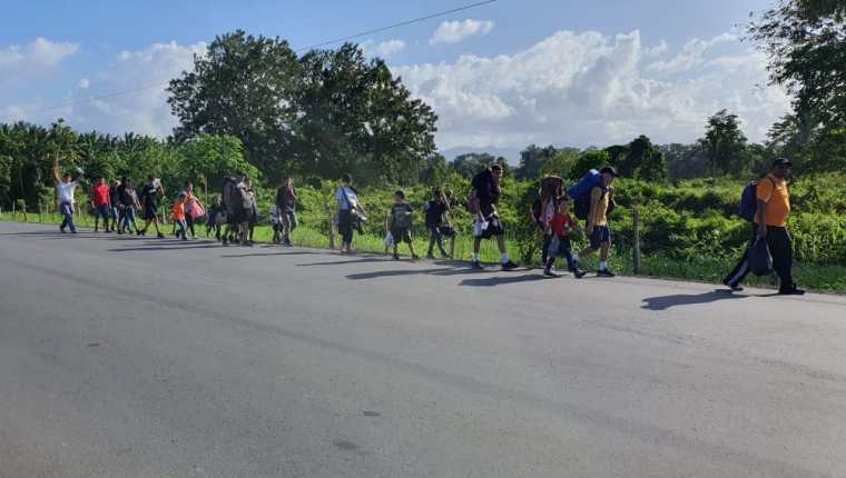 Un grupo de hondureños camina por Entre Ríos,  Puerto Barrios, Izabal. (Foto Prensa Libre: Dony Stewart)