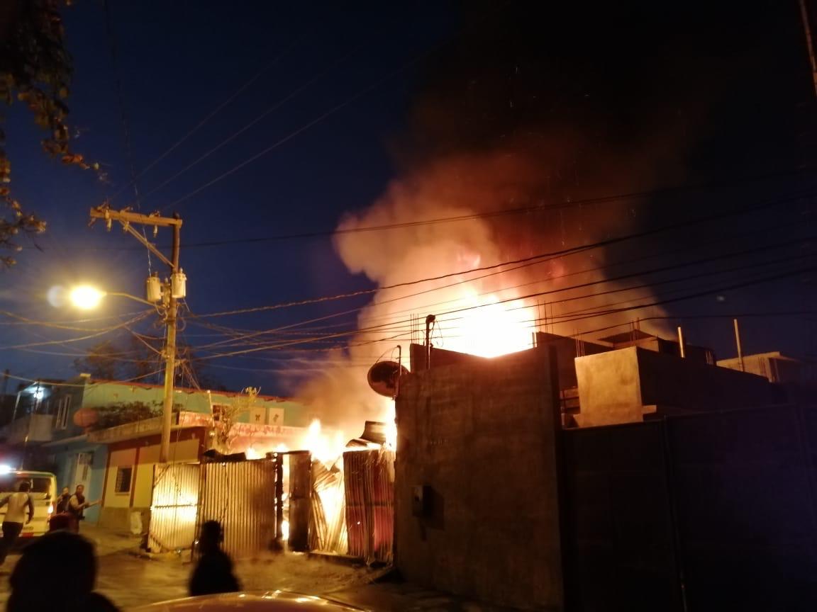 El incendio se registró en la zona 10 de Mixco cuando un cilindro de as explotó. (Foto Prensa Libre: @mynorespinoza)